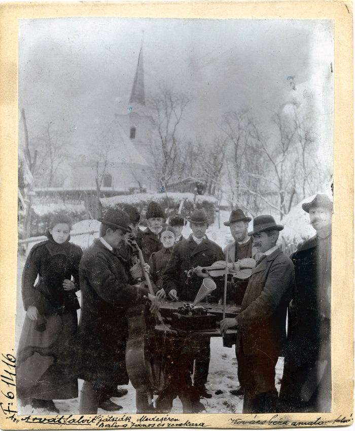 Balog János és zenekara játszik Vikár Béla fonográfjába. Medesér (Udvarhely vm.), 1900. Kovács Géza felvétele. NM F 61416