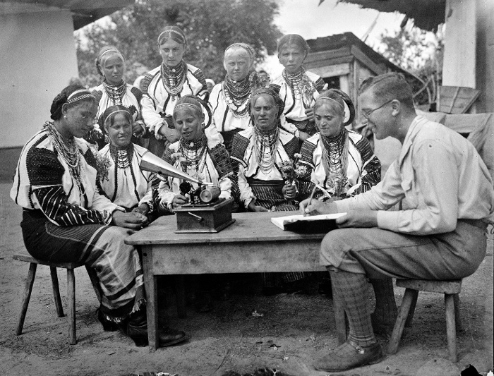 Domokos Pál Péter fonográffal gyűjt. Trunk (Moldva), 1932. Ismeretlen fényképész felvétele NM F 68680