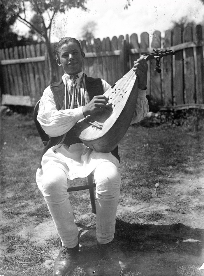 Kobzos csángó legény. Lábnik (Bákó m.), 1932. Domokos Pál Péter felvétele. NM F 68693