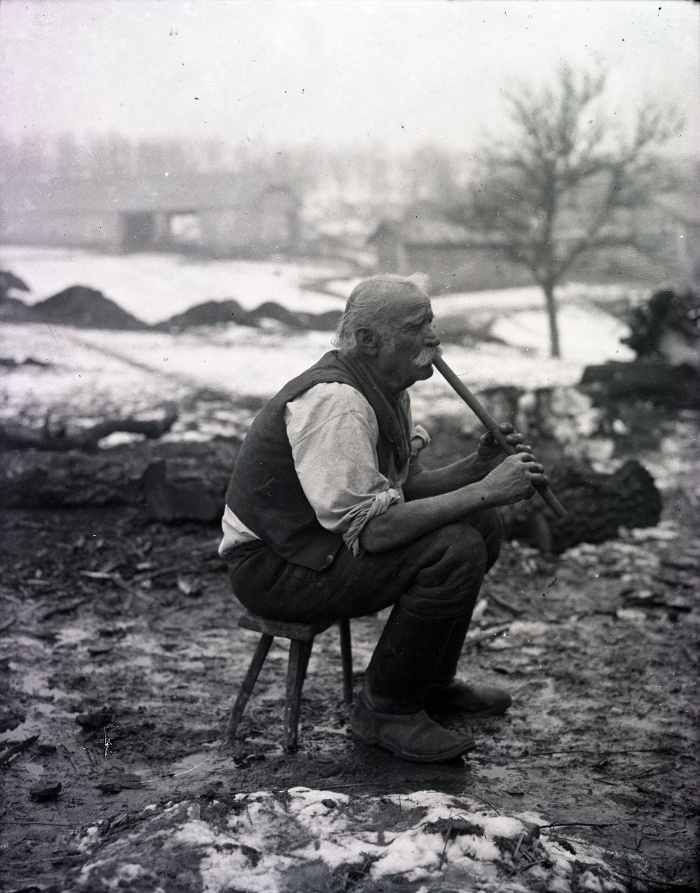 Palicza Jóska furulyázik. Karancsberény (Nógrád vm.), 1940. Dincsér Oszkár felvétele. NM F 84051