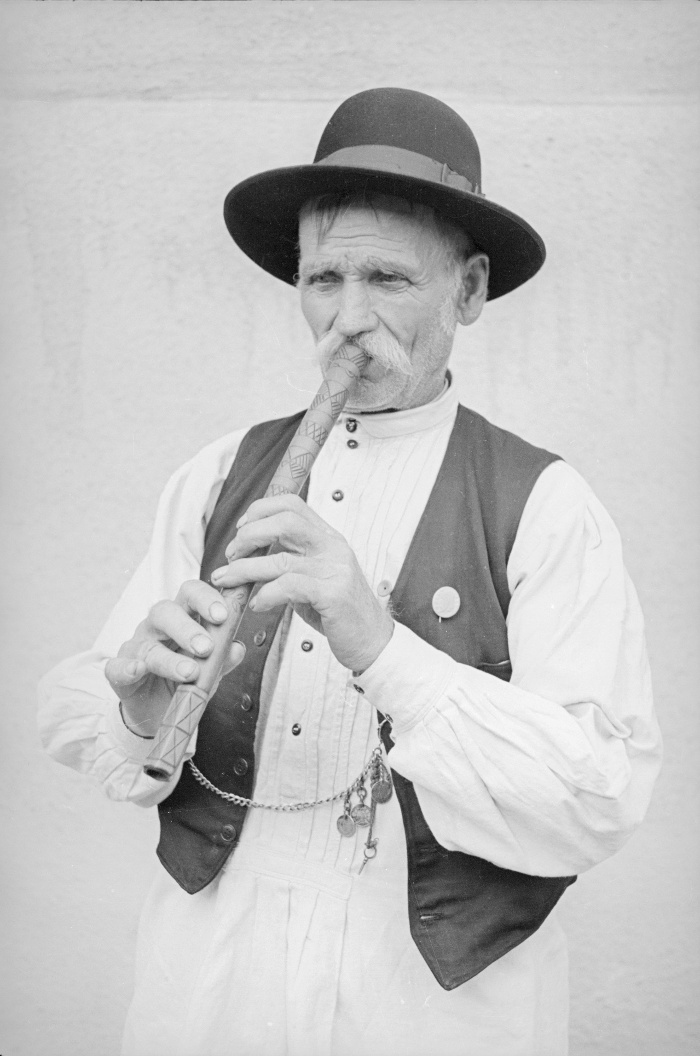 Dömötör János juhász furulyázik. Váralja (Tolna m.), 1941 (A felvétel Budapesten készült a Gyöngyösbokréta táncbemutatója alkalmából.) Manga János felvétele. NM F 93196