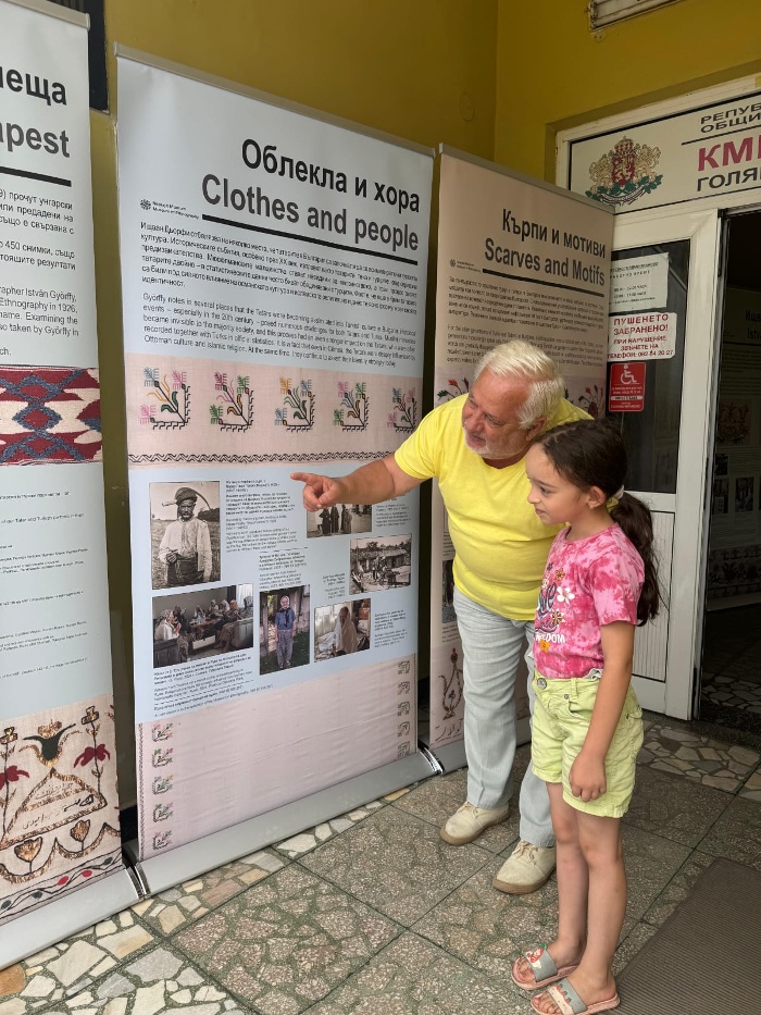Golyamo Vranovóba érkezett a kiállítás, amelyet Tefik Baytar polgármester a legfiatalabb generáció tagjainak is bemutat.