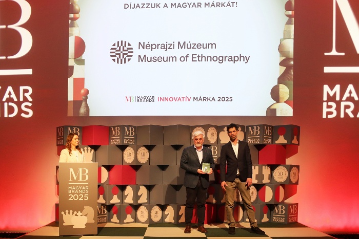 Dr. Lajos Kemecsi, Director General accepts the award