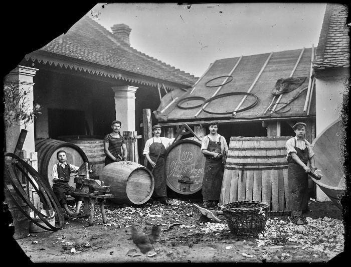 Józan Ferenc kádármester és munkásai; Nagykőrös; 1913; Szmrecsányi Miklós felvétele; NM F 25143