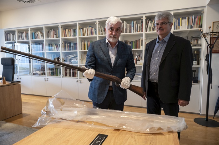 Dr. Kemecsi Lajos főigazgató és Dr. Veres Gábor általános főigazgató-helyettes kicsomagolja az Élthes Csaba hagyatékához tartozó puskát