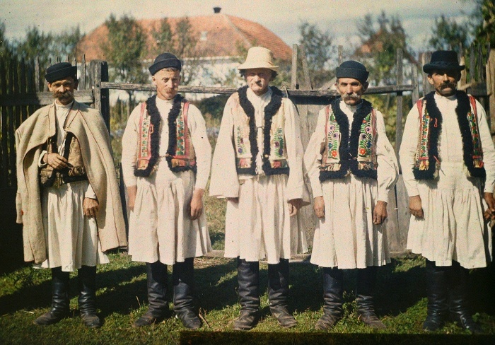 Magyar férfiak ünnepi vászonviseletben, szűrujjasban, bőrmellényben , Györffy István, 1911, Köröstárkány Bihar vm. Magyarország