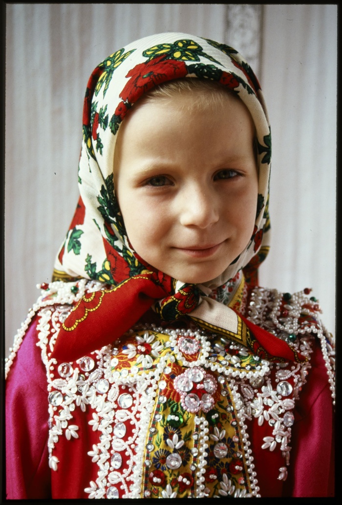 Kislány félünnepi kendőben, Inaktelke, Kolozs (Cluj) megye, Románia. Winter Erzsébet felvétele