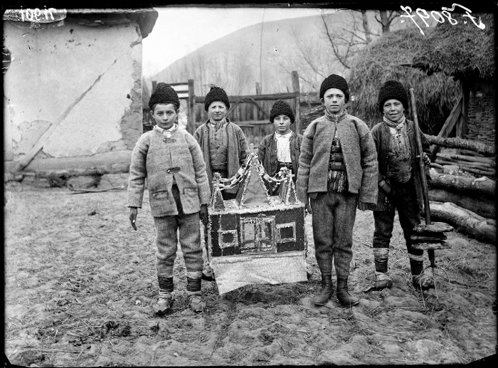 Román betlehemesek / Marosnémeti, 1906 / Szabó Imre felvétele / Fekete-fehér üvegnegatív, 13x18 cm / Néprajzi Múzeum F 8097