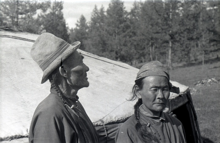 F150249. Sagdar shaman in everyday dress with his wife, Mongolia, Rincsinlhümbe, Darhat, 1960