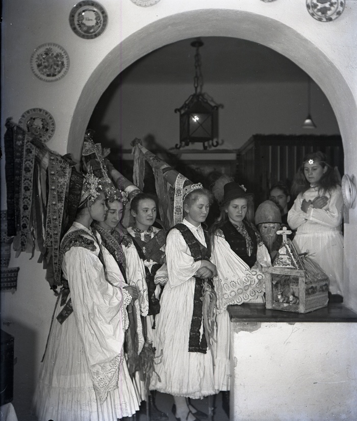 Betlehemesek. Mezőkövesd, 1920-1930-as évek. Magyar Film Iroda felvétele. Fekete-fehér üvegnegatív, 9×12 cm. Néprajzi Múzeum, F 156083