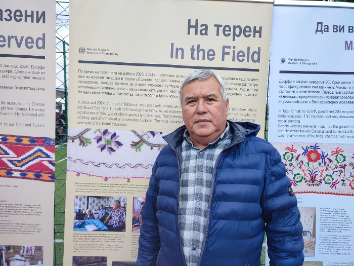 Erdincs Izedin a róla készült fénykép mellett