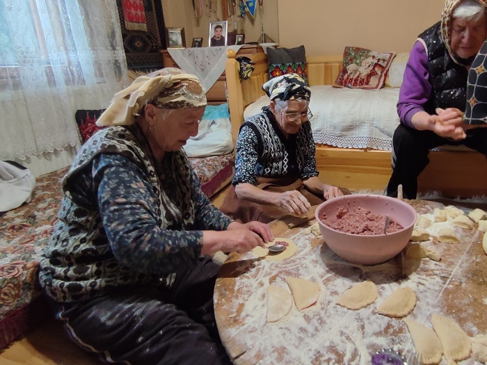 Korán reggel Carev Brodból és a szomszédos Makak faluból érkező asszonyok a szobában, egy alacsony asztalkán a sofrán készítik el a hagyományos húsos tésztát, a surbereket.