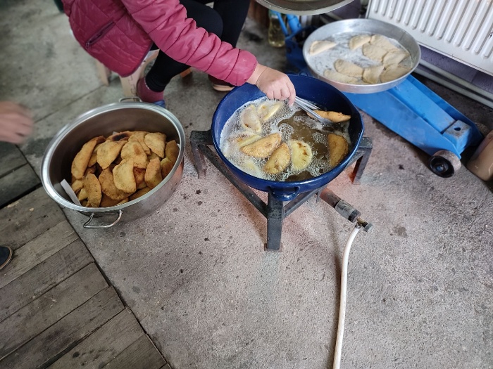 A húsos tésztát a garázsban sütik ki forró olajban.
