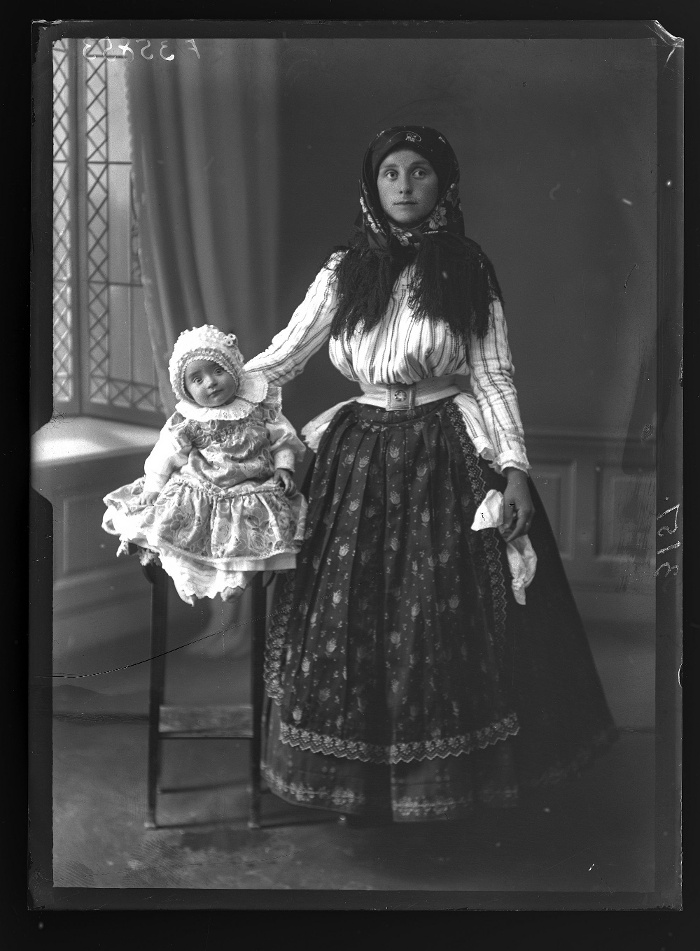 Fiatalasszony kislányával; Szekszárd, 1910-1913; Borgula Ede felvétele (NM F 35853)