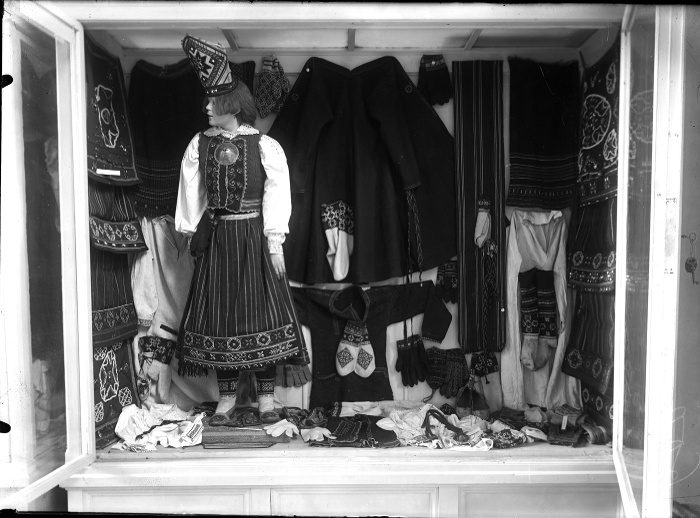 Észt néprajzi tárgyak vitrine, Néprajzi Múzeum, Iparcsarnok (Városliget), 1910-1921