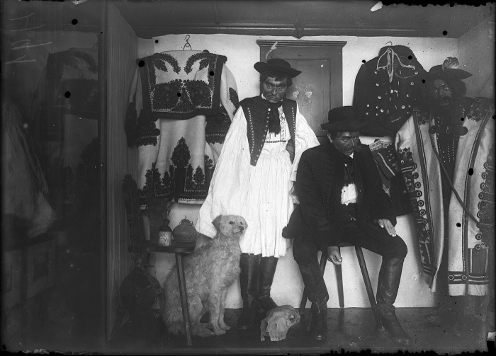 Az 1898-ban megnyilt állandó kiállítás Tisza vidéki magyarokat bemutató vitrinje Budapest, 1898. Ismeretlen fényképész felvétele,  F 341740