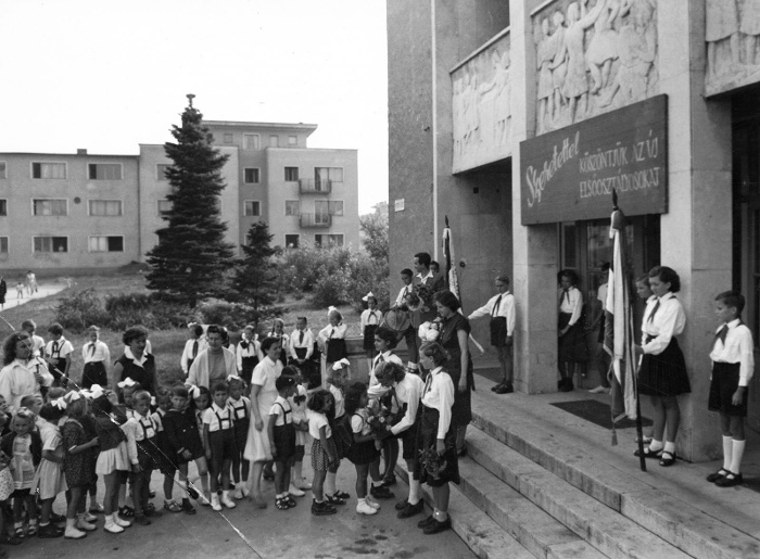 Petőfi liget, Vasvári Pál általános iskola (a domborművek alkotója Marton László, 1954.). Forrás: mult-kor.hu